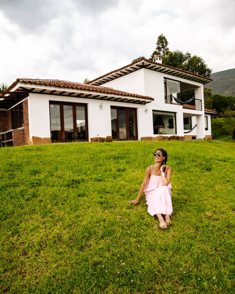Deborah vóór Hichatana & Zuetana huis in Villa de Leyva.