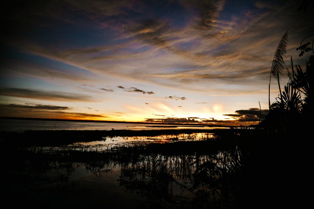 zonsondergang vanuit Calanoa jungle lodge in Amazone van Colombia