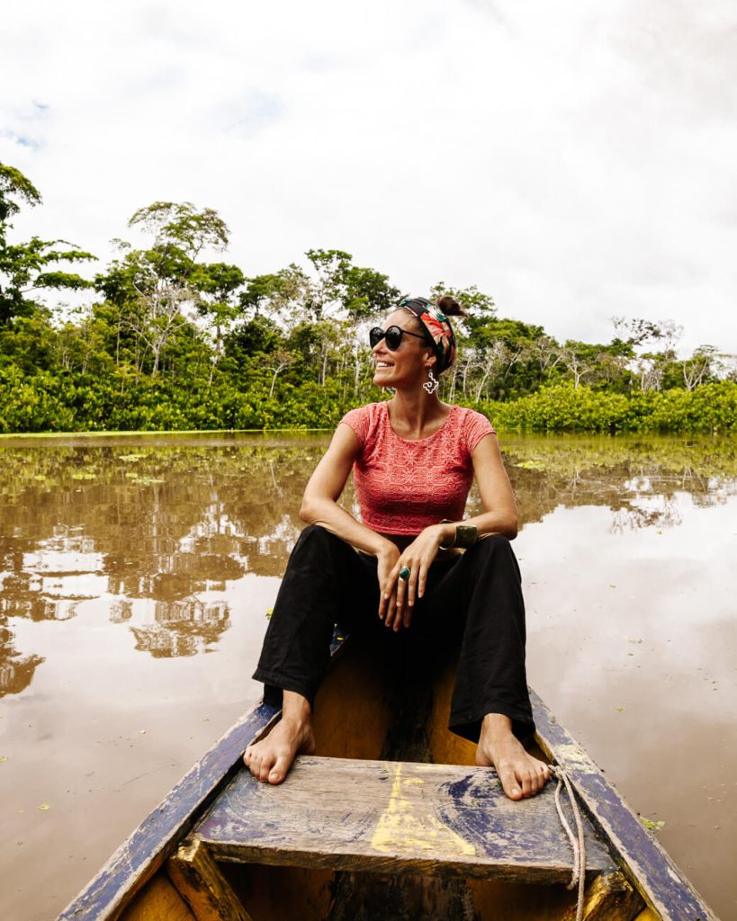 Deborah op boot in de Amazone van Colombia