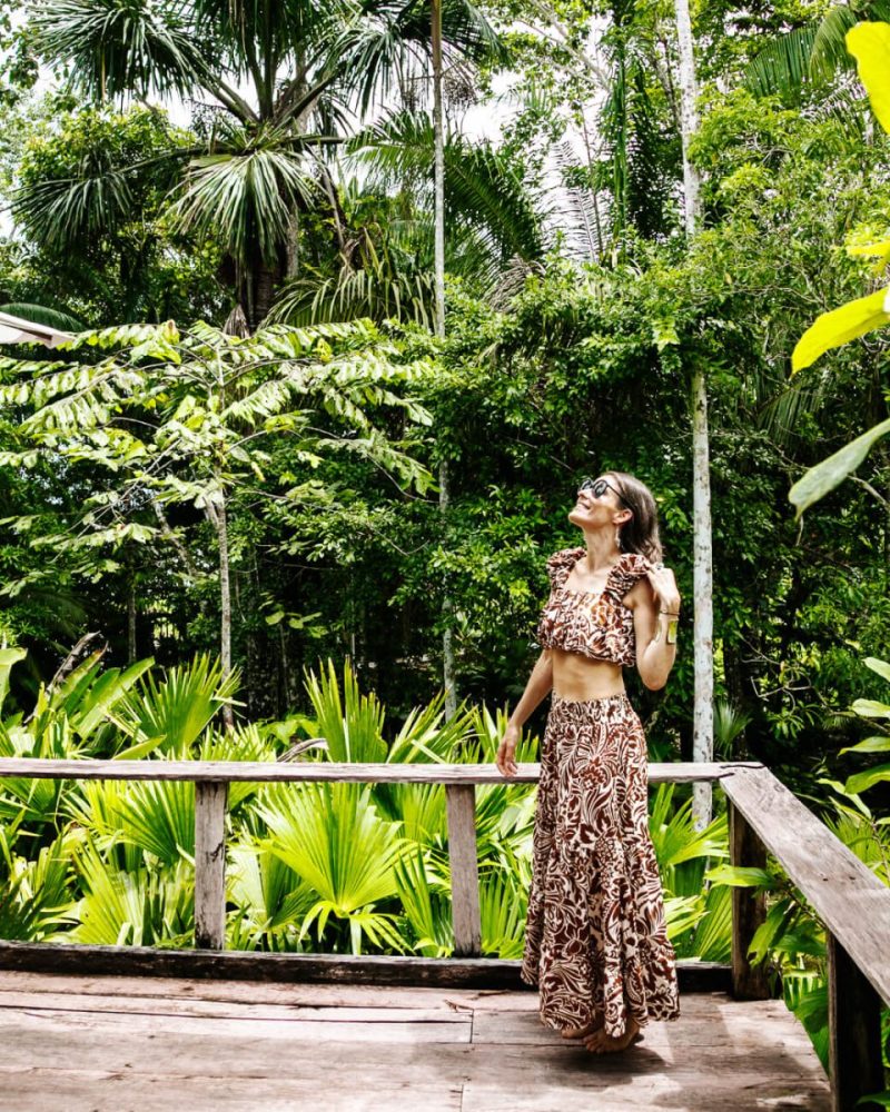 Deborah op balkon van Calanoa jungle lodge met uitzicht op jungle