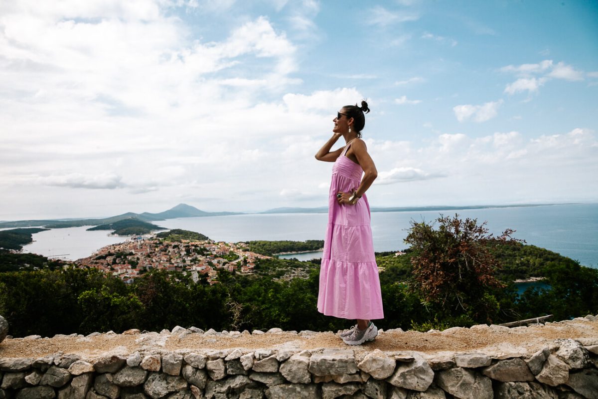 Deborah bij uitzichtpunt Providenca op Mali Losinj, eiland in Kroatie