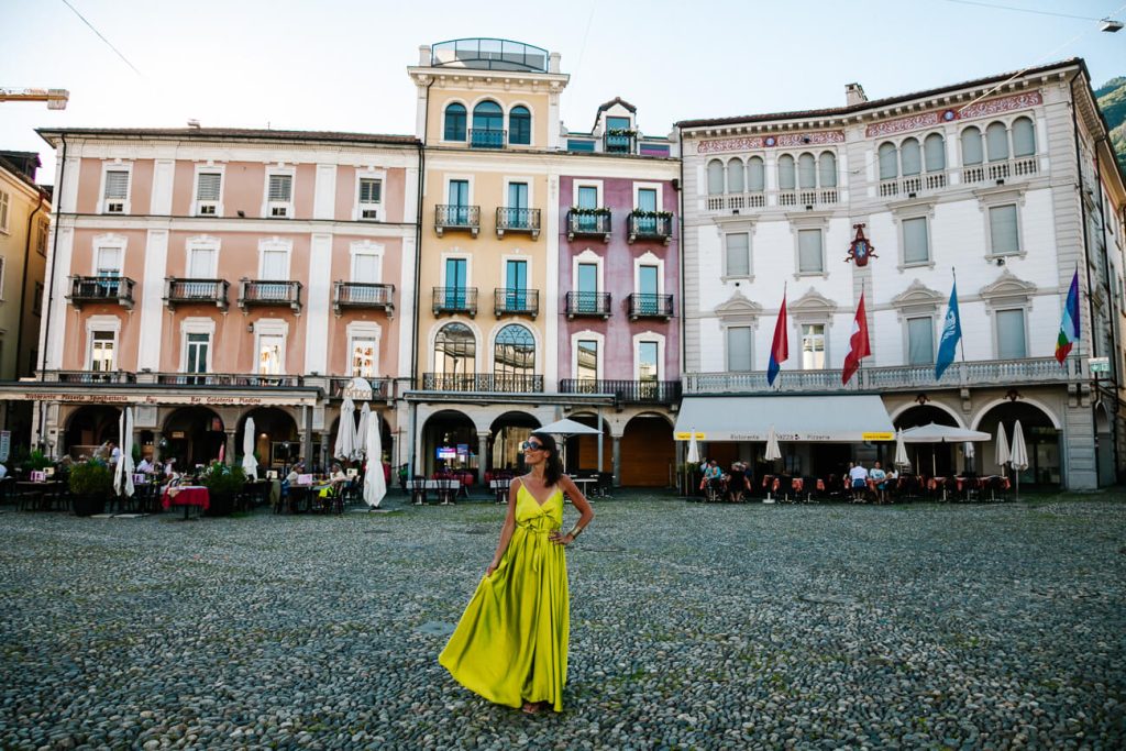 Deborah op de piazza grande, een van de bezienswaardigheden van Locarno in Ticino Zwitserland