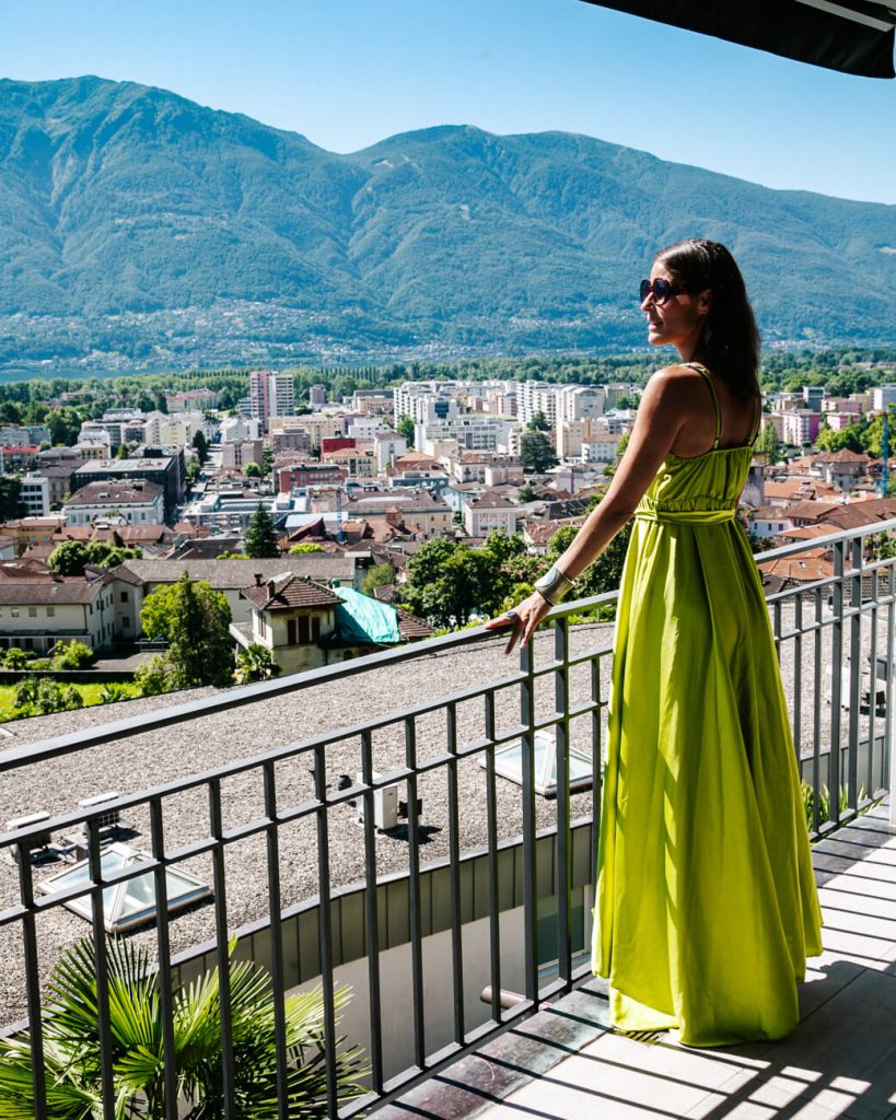 Deborah op balkon met uitzicht, vanaf hotel Belvedere Locarno