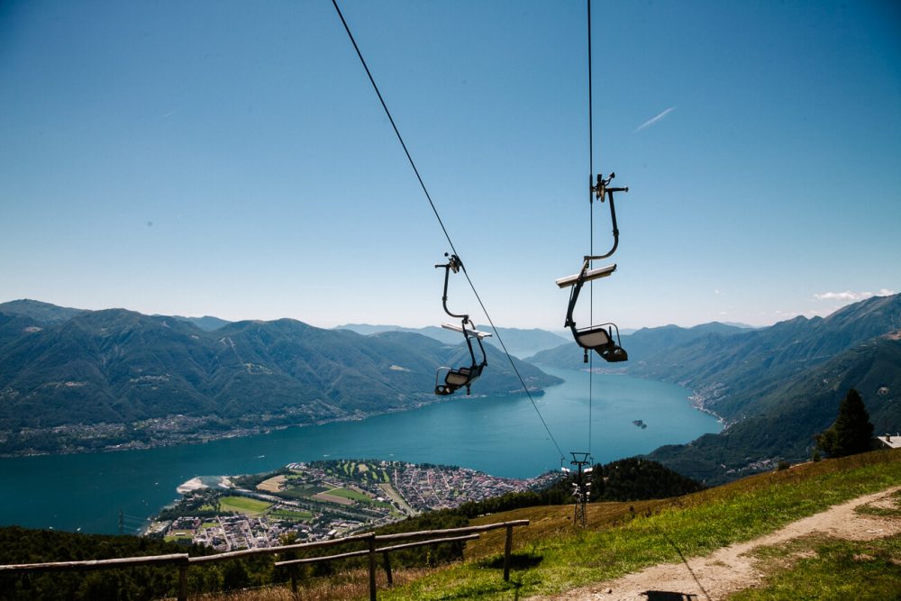 kabelbaan naar Cimetta uitzichtpunt, een van de top  bezienswaardigheden in Ticino Zwitserland