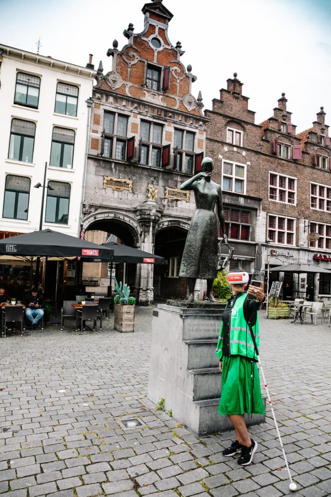 Wat te doen in Nijmegen - Deborah maakt een selfie tijdens de ribbelroute van het MuZIEum. Hier kun je op bijzondere wijze ervaren hoe het is om blind of slechtziend te zijn. 
