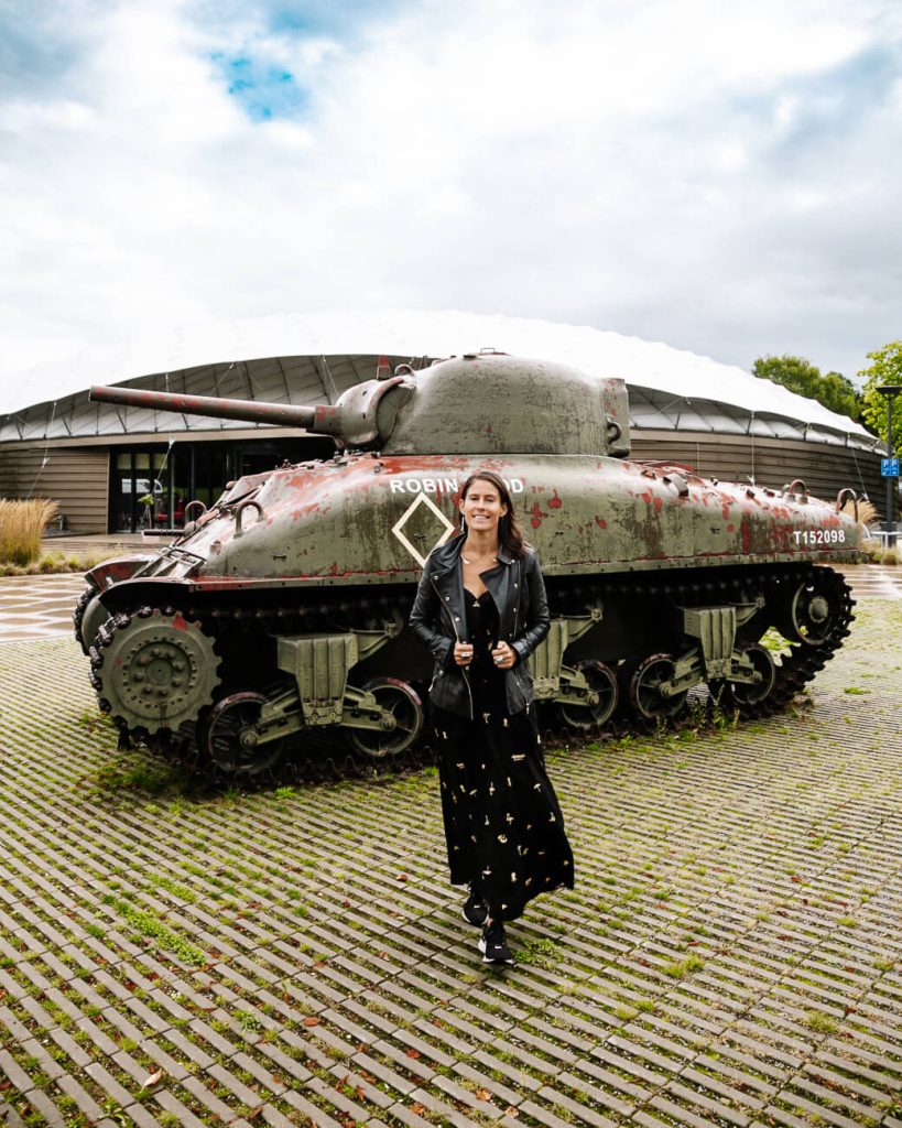 Deborah vóór het Vrijheidsmuseum, een relatief nieuw museum, gelegen in een groen en heuvelachtig gebied bij Groesbeek, vlakbij de grens met Duitsland.