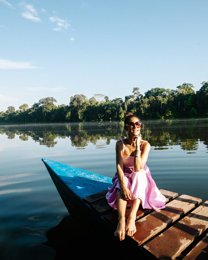 Deborah op houten catamaran in Oxbow lake in Tambopata Peru.