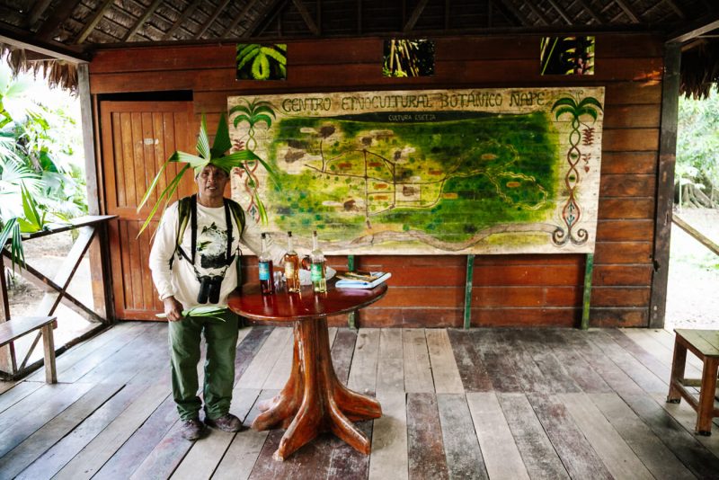 Guide of Rainforest Expeditions explains about medicinal plants.