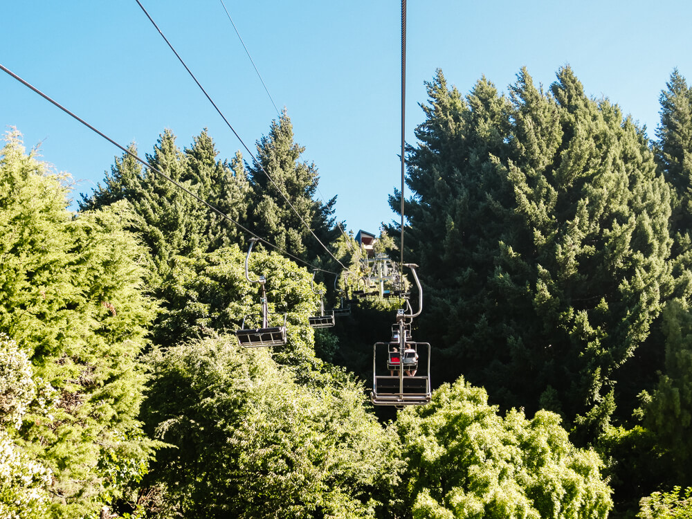 Cable cars bringing you to ski slopes. Discover it all in my Bariloche travel guide.
