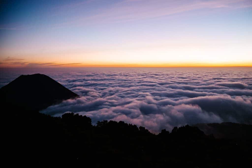 Zonsondergang vanaf Cerro Verde, met uitzicht op de Santa Ana vulkaan.