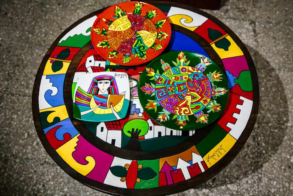 Fernando Llort (1949 - 2018) is een van El Salvador’s belangrijkste kunstenaars. Hij wordt ook wel gezien als “El Salvador’s national artist”.  Fernando Llort’s werk staat bekend als kleurrijk, folkloristisch, een beetje kinderlijk en wordt soms vergeleken met dat van Miró en Picasso. 