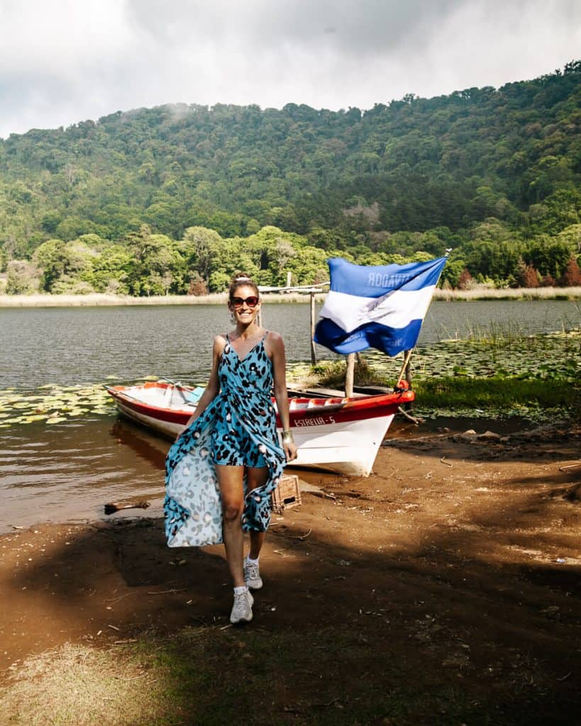 Deborah bij Laguna Verde - een van de bezienswaardigheden die je niet mag missen tijdens een bezoek aan Ruta de las Flores in El Salvador. Dit meertje wordt omringd door bergen en heel veel groen en ligt nabij het dorpje Apaneca. 