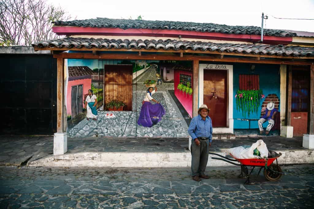 De Ruta de las Flores in El Salvador bestaat uit de dorpjes Nahuizalco, Salcoatitán, Juayuá, Apaneca, Ataco en Ahuachapán en staat bekend om haar koffieplantages en bloemen.