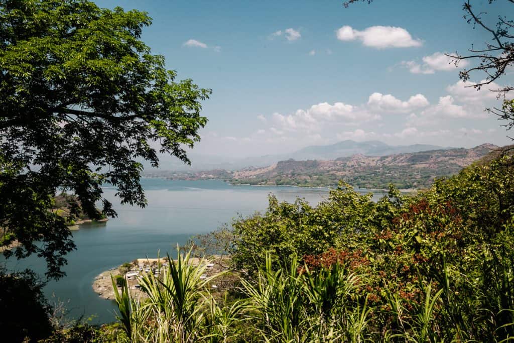 Het meer van Suchitlán is een van de bezienswaardigheden in El Salvador die je niet mag missen.