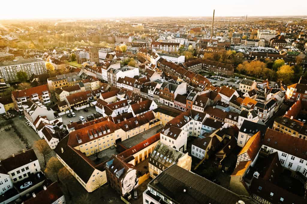 Odense op Funen is de derde stad van Denemarken en tevens de geboorteplaats van de Deense schrijver, Hans Christian Andersen, bekend van Disney-successen als De Kleine Zeemeermin, en Frozen.