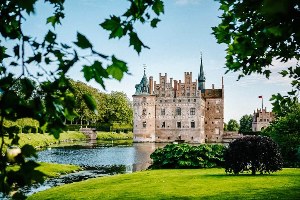 Op Funen in Denemarken vind je 123 kastelen, waaronder het Egeskov Slot, volgens zeggen een van de best bewaarde Renaissance kastelen van Europa.