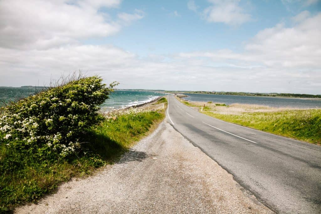 On the west coast of Fyn in Denmark, near the town of Assens, you will find the Helnaes peninsula, consisting of a long coastline, meadows and fields.