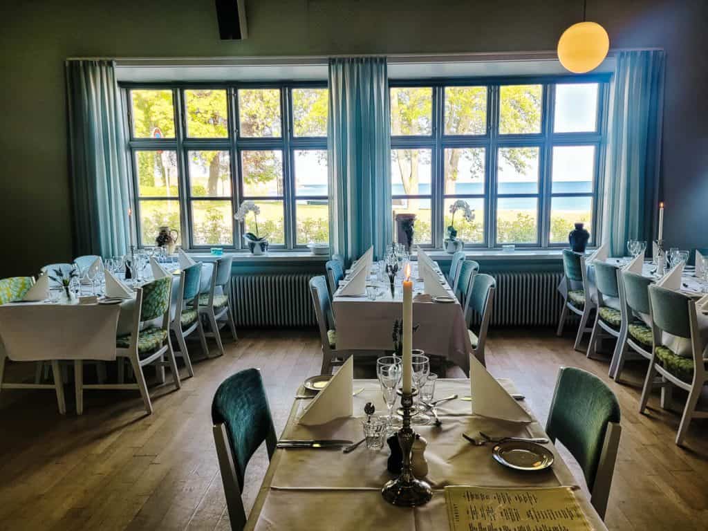 Rødvig Kro og Badehotel ligt in het plaatsje Rødvig aan de Baltische Zee. Het is uitgeroepen tot een van de beste Deense strandhotels.v