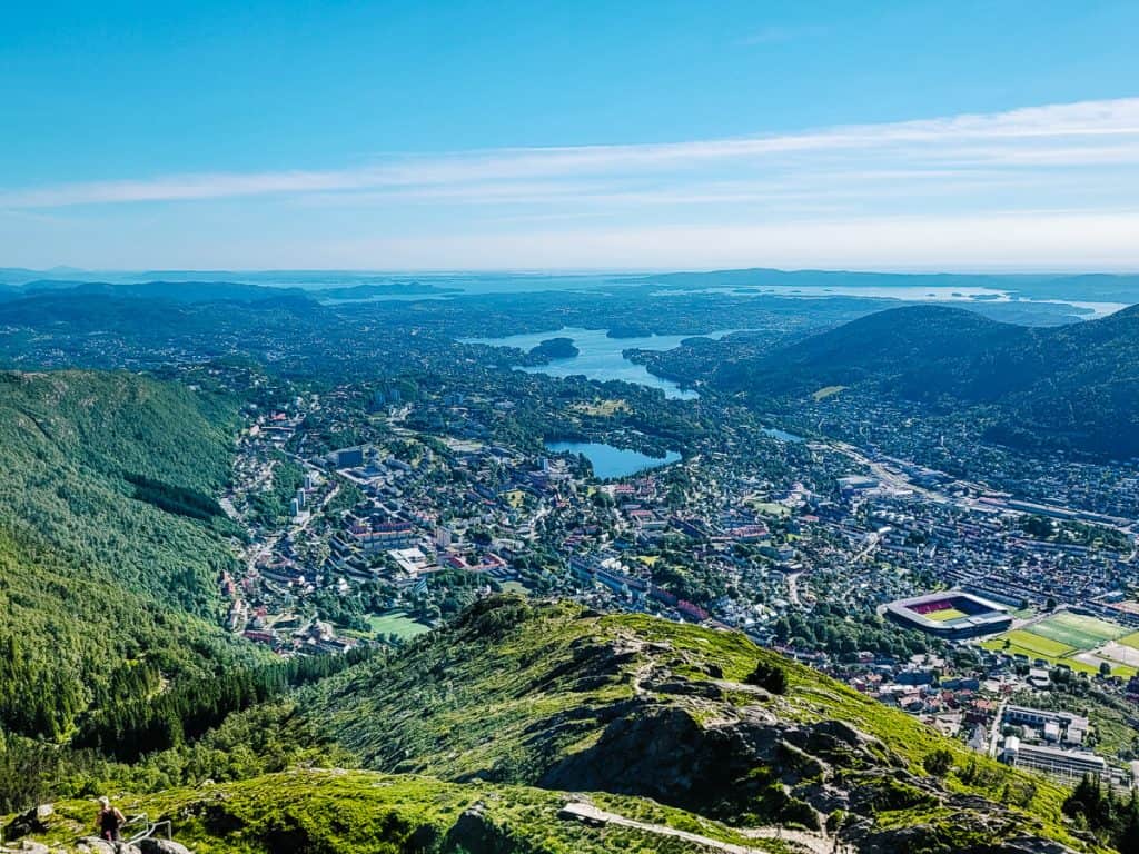 Mount Ulriken ligt op 642 meter hoogte en is de hoogste berg van de zeven bergen die rondom de stad Bergen liggen.