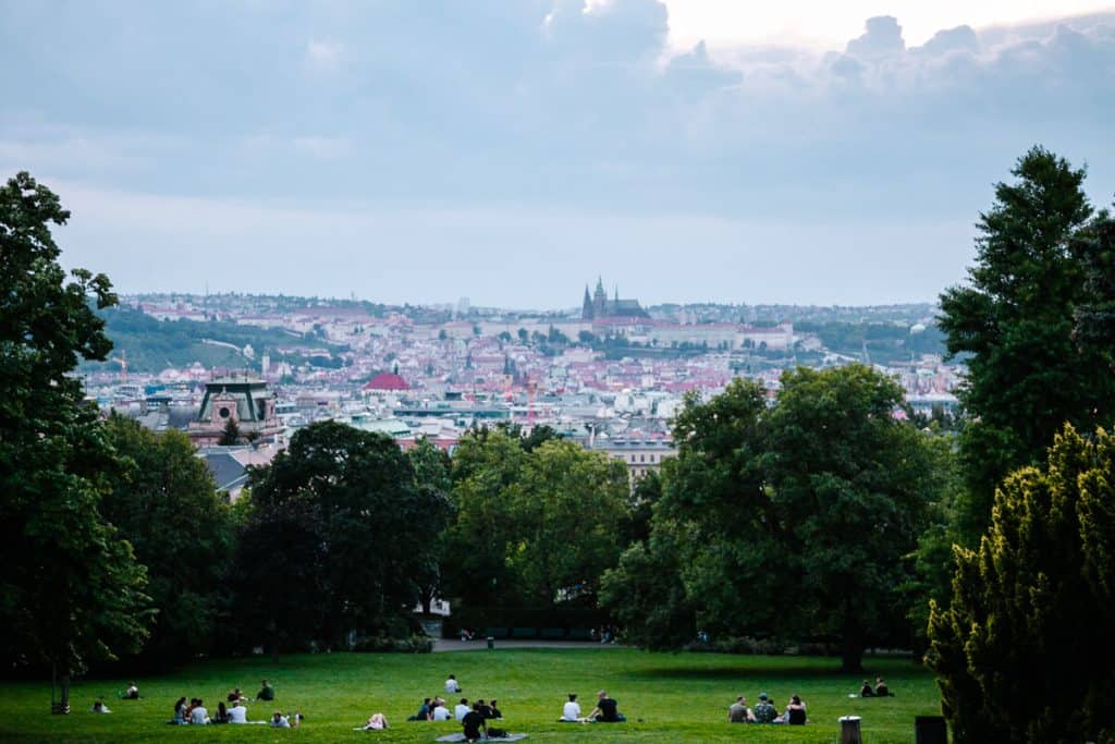 Uitzicht vanaf Riegrovy Sady park in Praag.