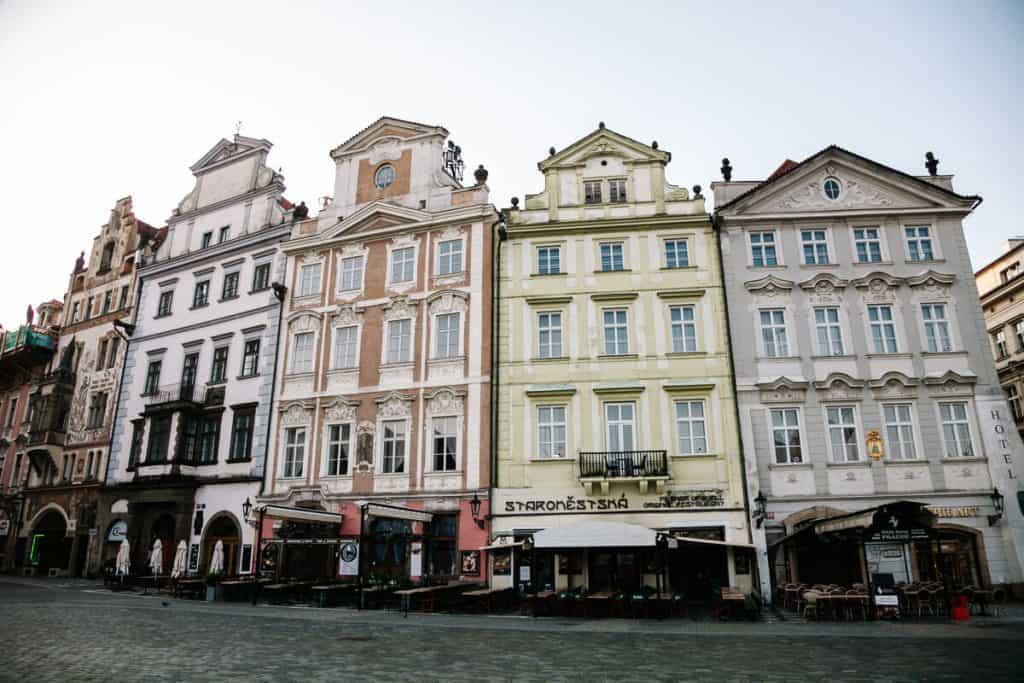 Het Raadhuisplein is het mooiste plein van de stad en daarom een van de bezienswaardigheden die je niet mag missen in Praag. 