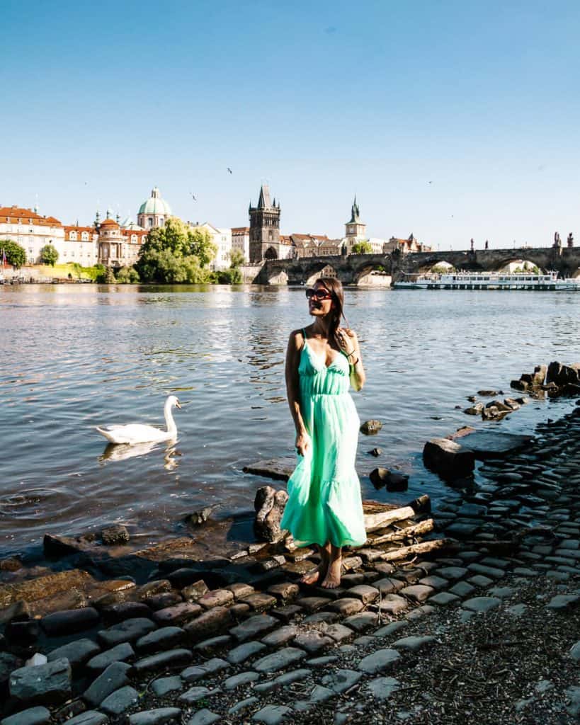 Voor mooie uitzichten op de Karelsbrug en de prachtige gebouwen van Praag, loop je langs de Moldau rivier.