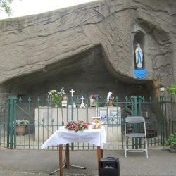 Maria-in-de-Lourdesgrot-achter-de-St.-Henricuskerk