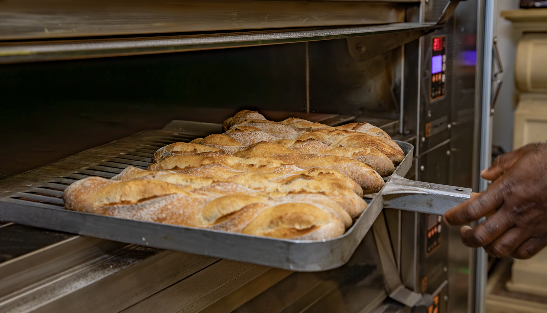 Baguettes à l'ancienne à la sortie du four de la pâtisserie Pierson.