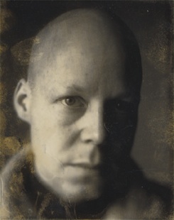 Thomas fotograferad med normal brännvidd (150 mm på 4 x 5 tum storformatskamera, vilket ungefär motsvarar 50mm på en 24x36 systemkamera)