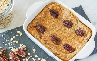 Foto van de ontbijtcake van Peanuts & Nutmeg met pecannoten er bovenop.