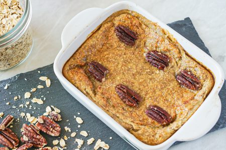 Foto van de ontbijtcake van Peanuts & Nutmeg met pecannoten er bovenop.