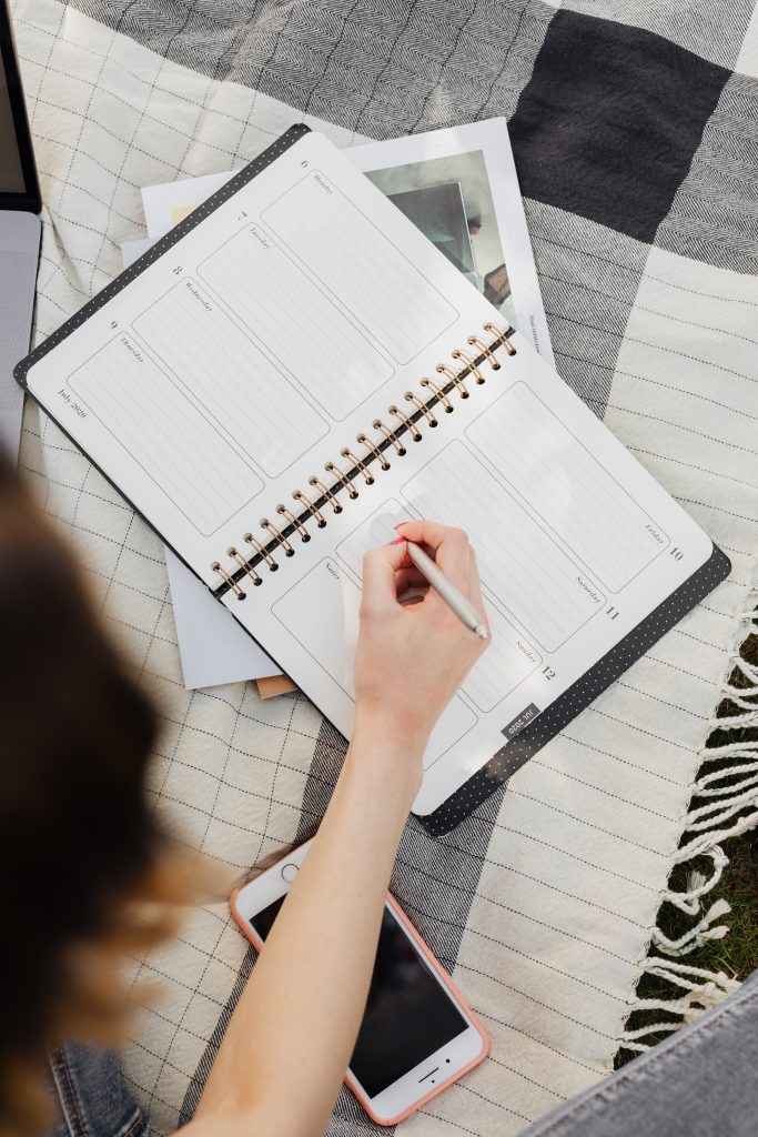 Afbeelding van een vrouw die haar agenda invult.