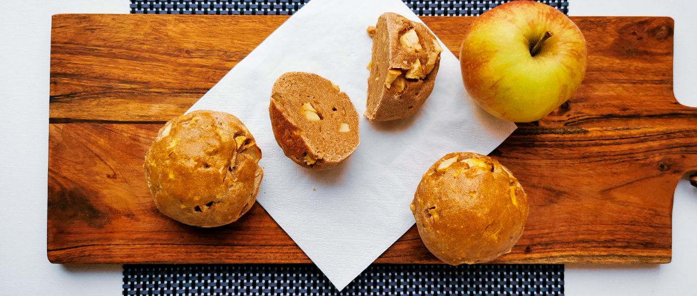 Foto van 3 appelbroodjes op een houten plank.