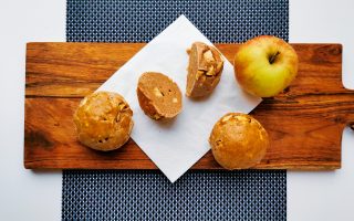 Foto van 3 appelbroodjes op een houten plank.