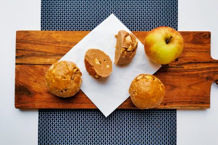 Foto van 3 appelbroodjes op een houten plank.