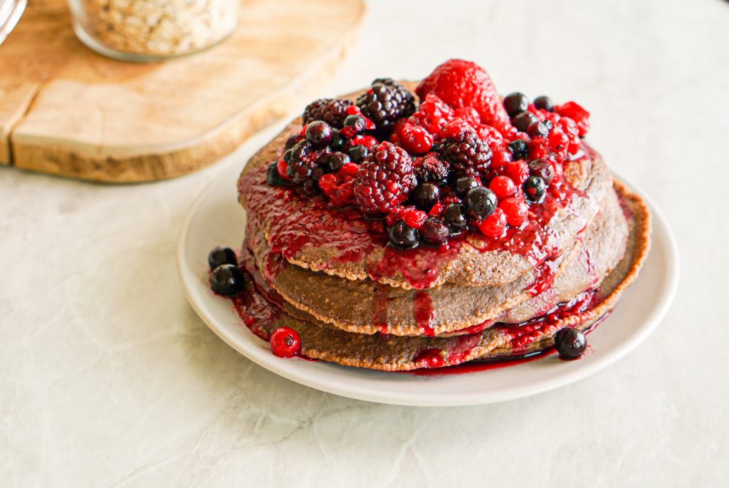 Foto van de chocoladepannenkoeken met rode vruchten.