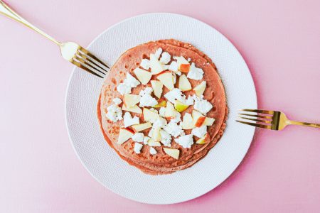 Foto van de roze pannenkoeken met feta en appel.