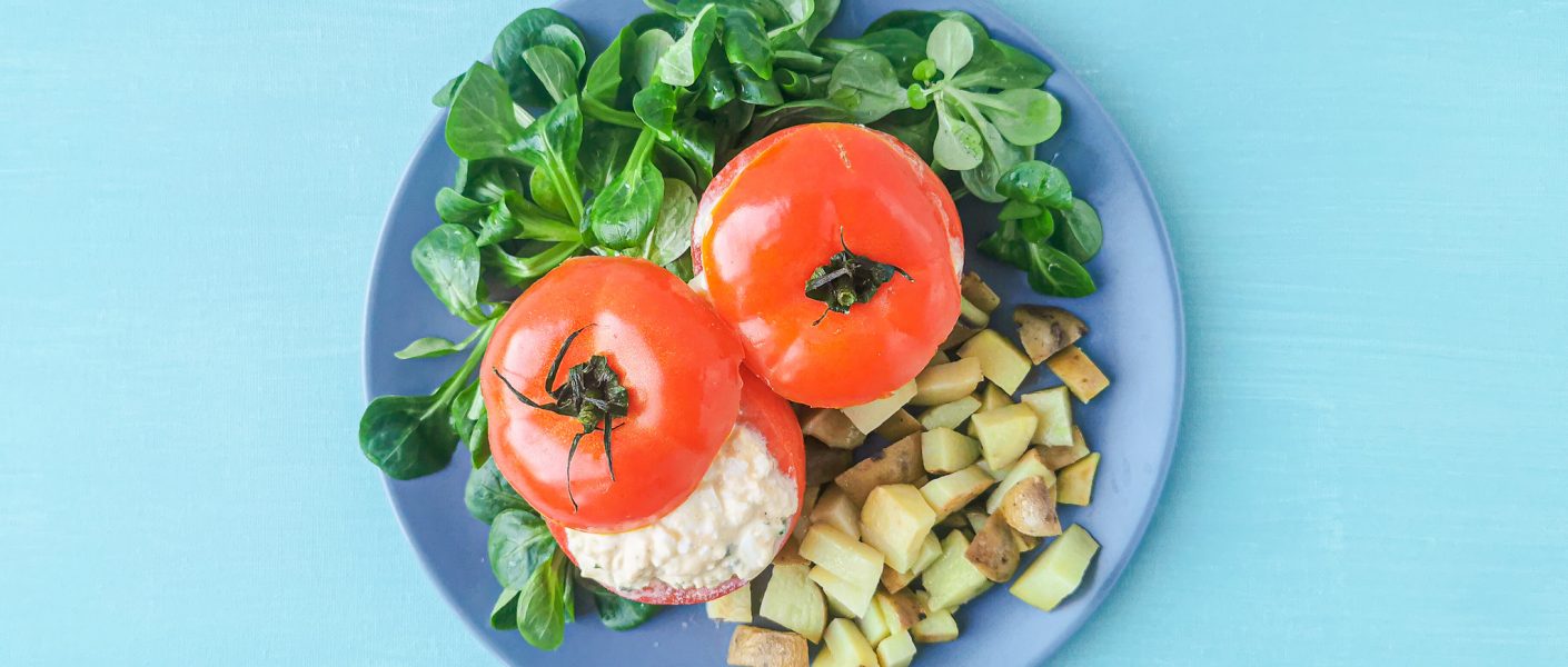 Foto van de vegetarisch gevulde tomaten van Peanuts & Nutmeg.