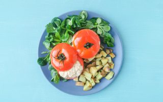 Foto van de vegetarisch gevulde tomaten van Peanuts & Nutmeg.