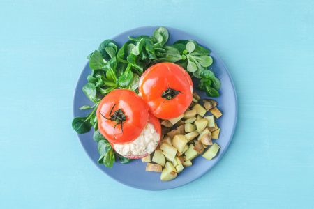 Foto van de vegetarisch gevulde tomaten van Peanuts & Nutmeg.