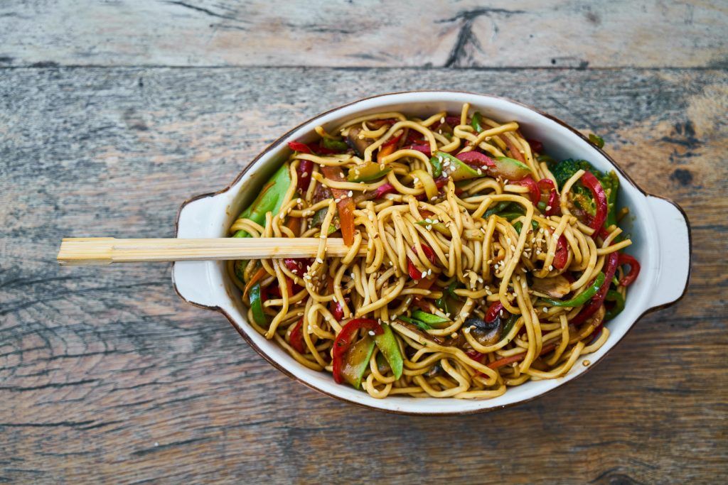 Foto van een vegetarische pasta geserveerd in een grote schaal.