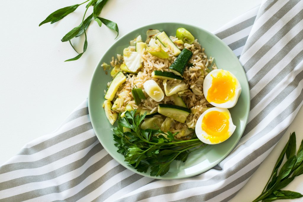 Foto van een vegetarisch gerecht met ei en gebakken rijst.