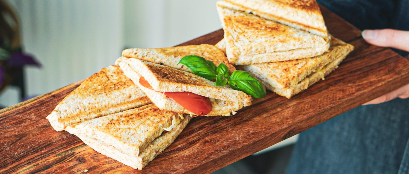 Foto van de Italiaanse croques van Peanuts & Nutmeg op een plankje.