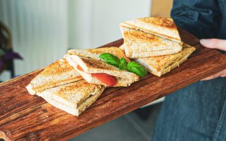 Foto van de Italiaanse croques van Peanuts & Nutmeg op een plankje.