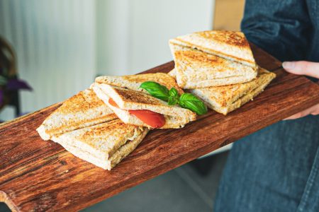 Foto van de Italiaanse croques van Peanuts & Nutmeg op een plankje.