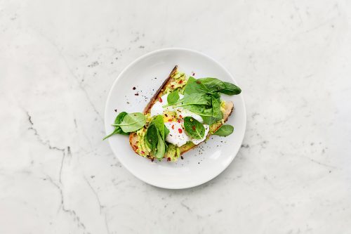 Foto van een toast met ei en spinazie van Peanuts & Nutmeg.