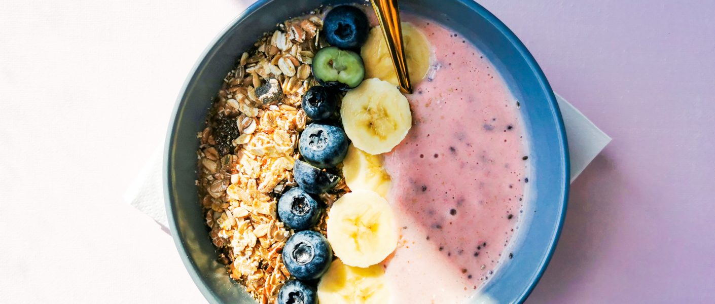 Foto van de ontbijtbowl met aardbeien van Peanuts & Nutmeg.