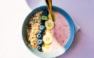 Foto van de ontbijtbowl met aardbeien van Peanuts & Nutmeg.