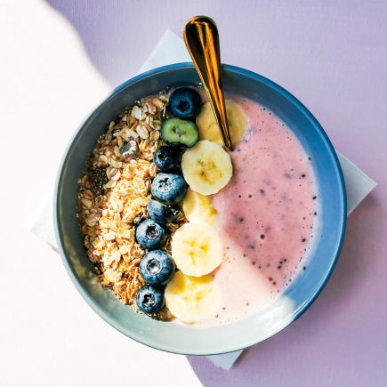 Foto van de ontbijtbowl met aardbeien van Peanuts & Nutmeg.