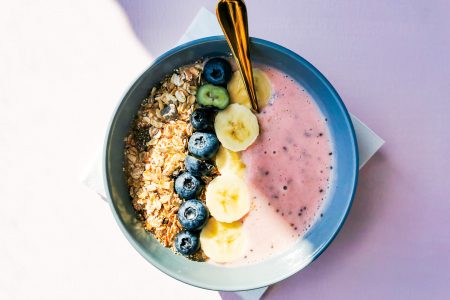 Foto van de ontbijtbowl met aardbeien van Peanuts & Nutmeg.